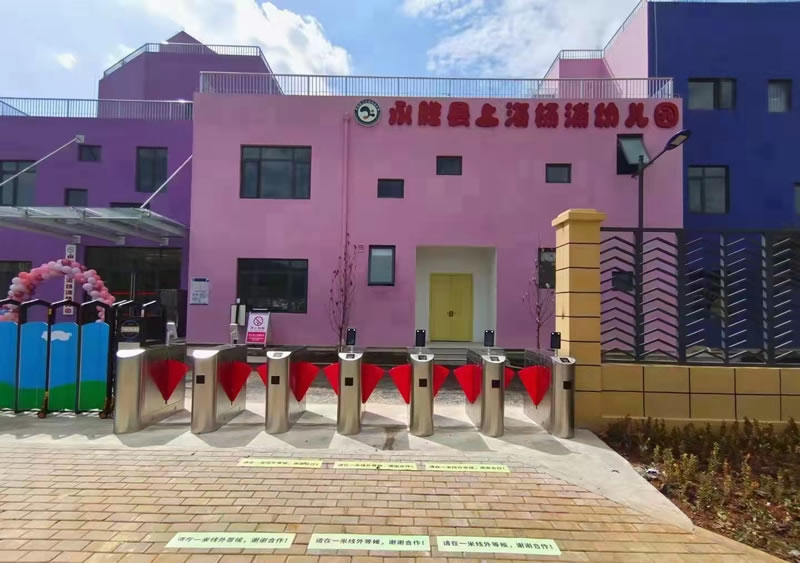 學(xué)校門口人臉識別閘機(jī)